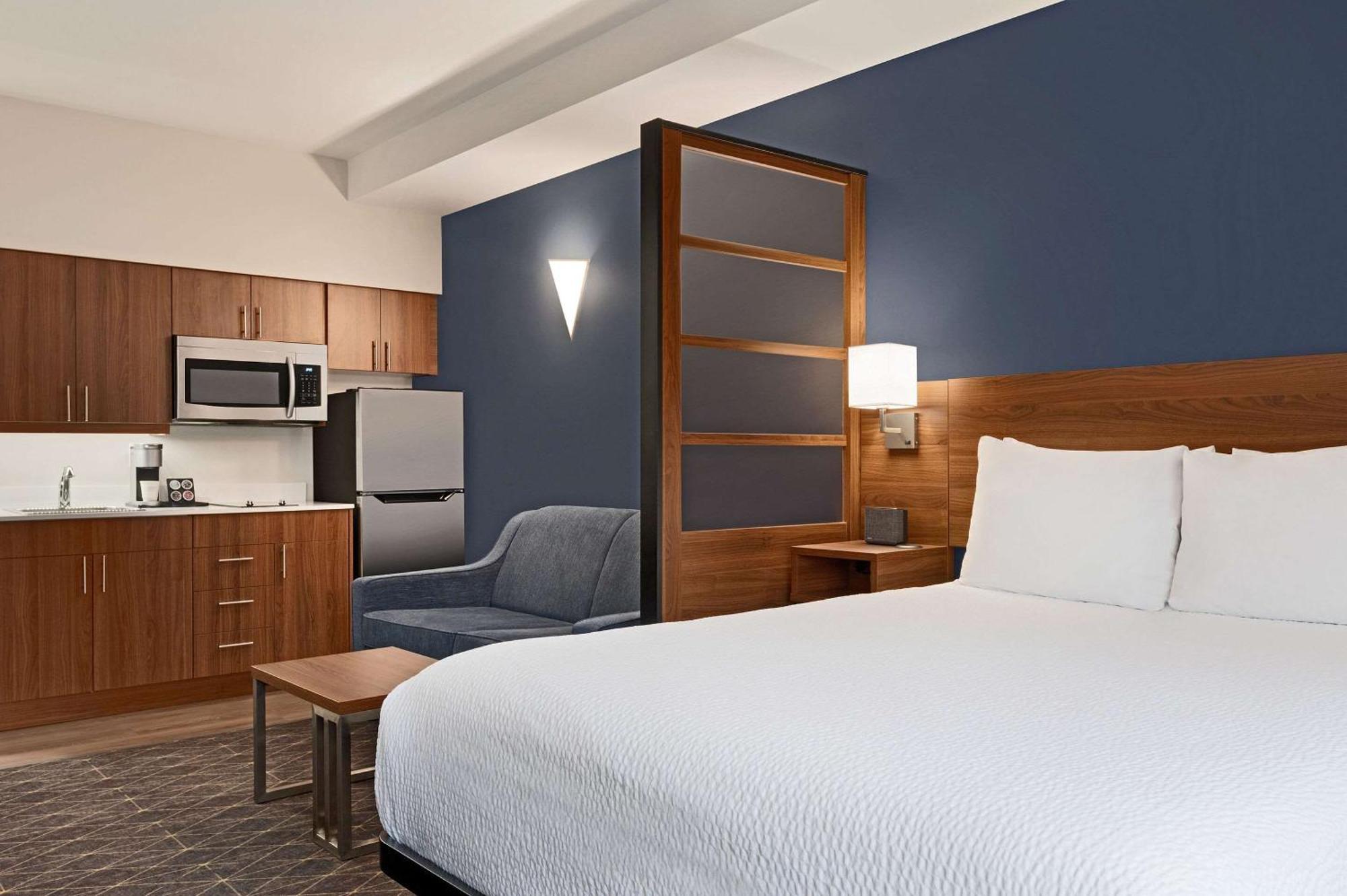 Park Inn By Radisson, Kelowna Exteriör bild