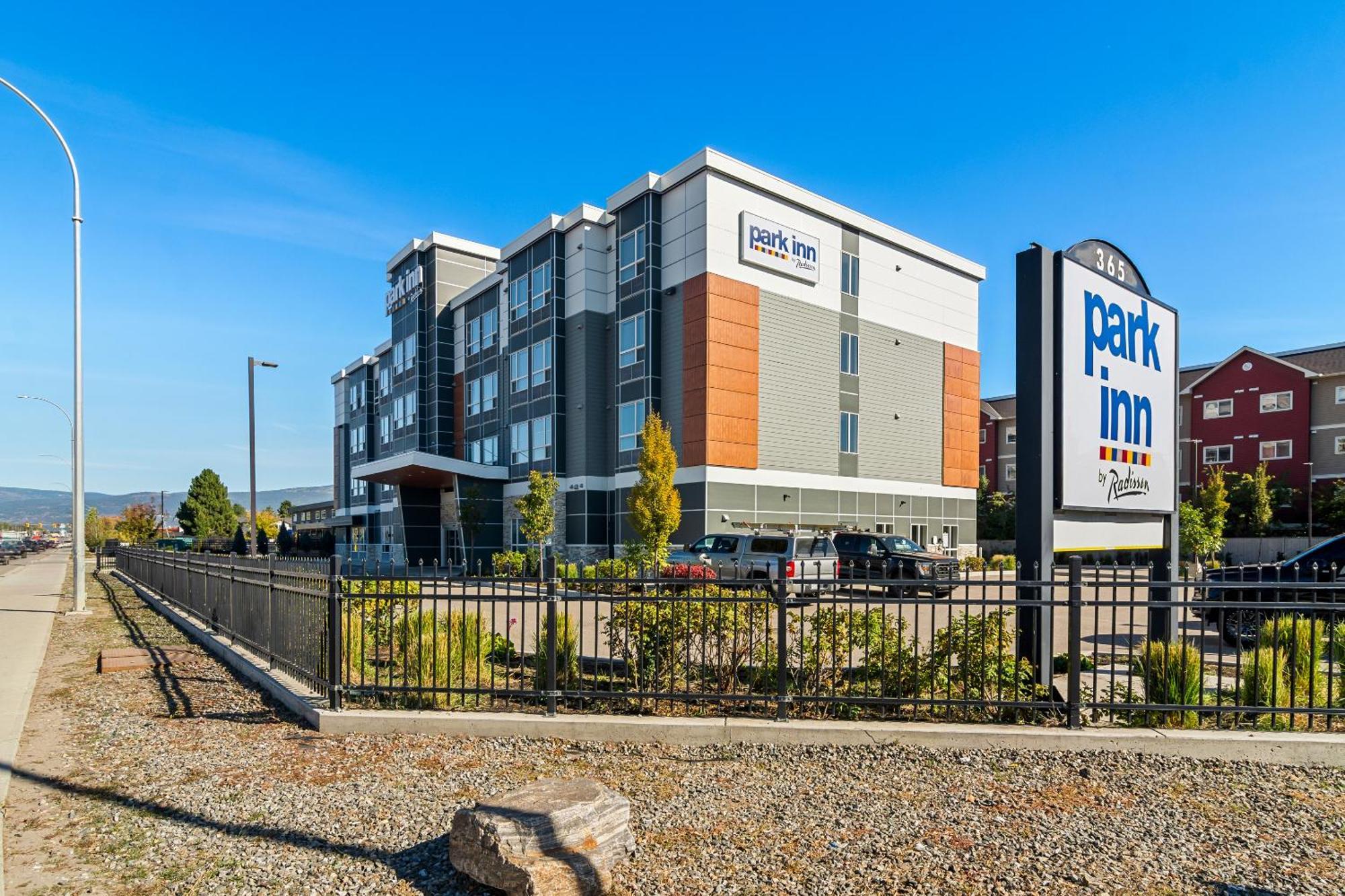 Park Inn By Radisson, Kelowna Exteriör bild